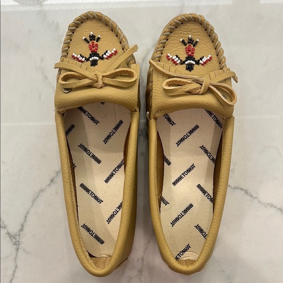 Minnetonka Size 8 Tan Moccasins with Bow Detail - Picture 1 of 3